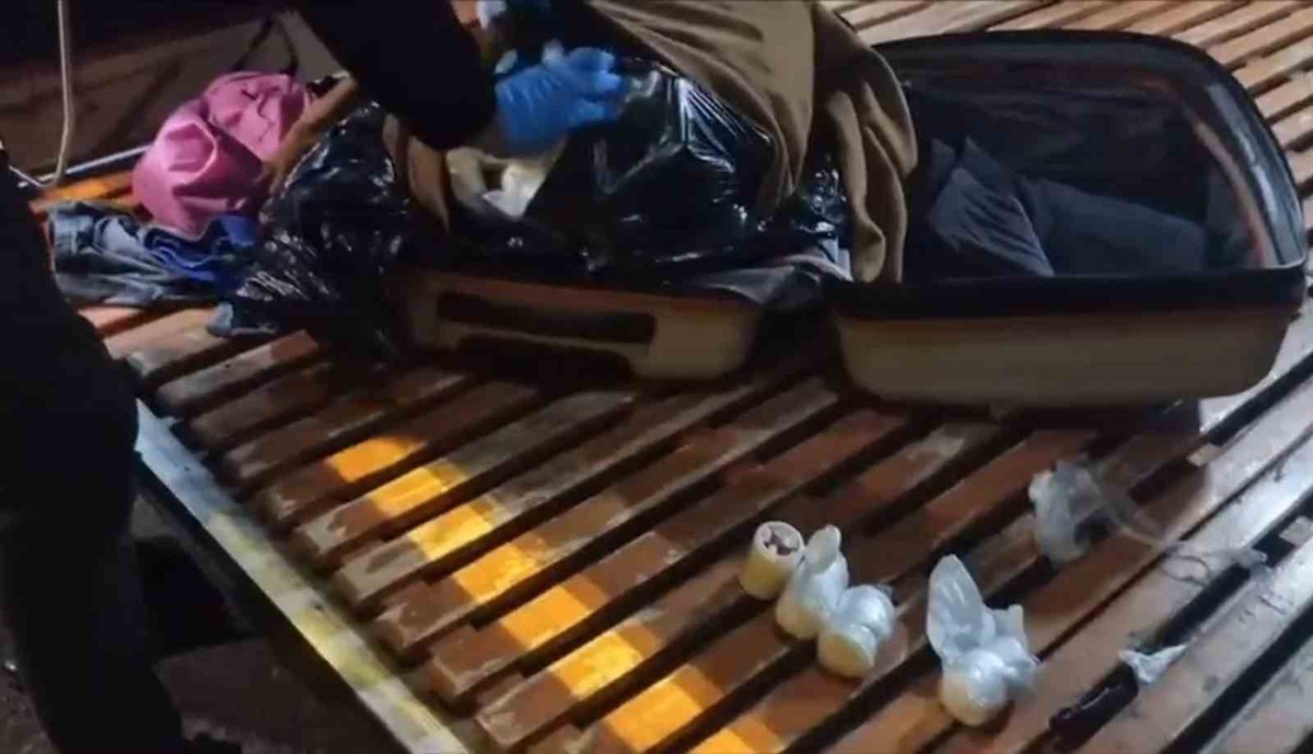 Şanlıurfa'da yolcu otobüsündeki valizde kazağa saklı 15 bin uyuşturucu hap bulundu