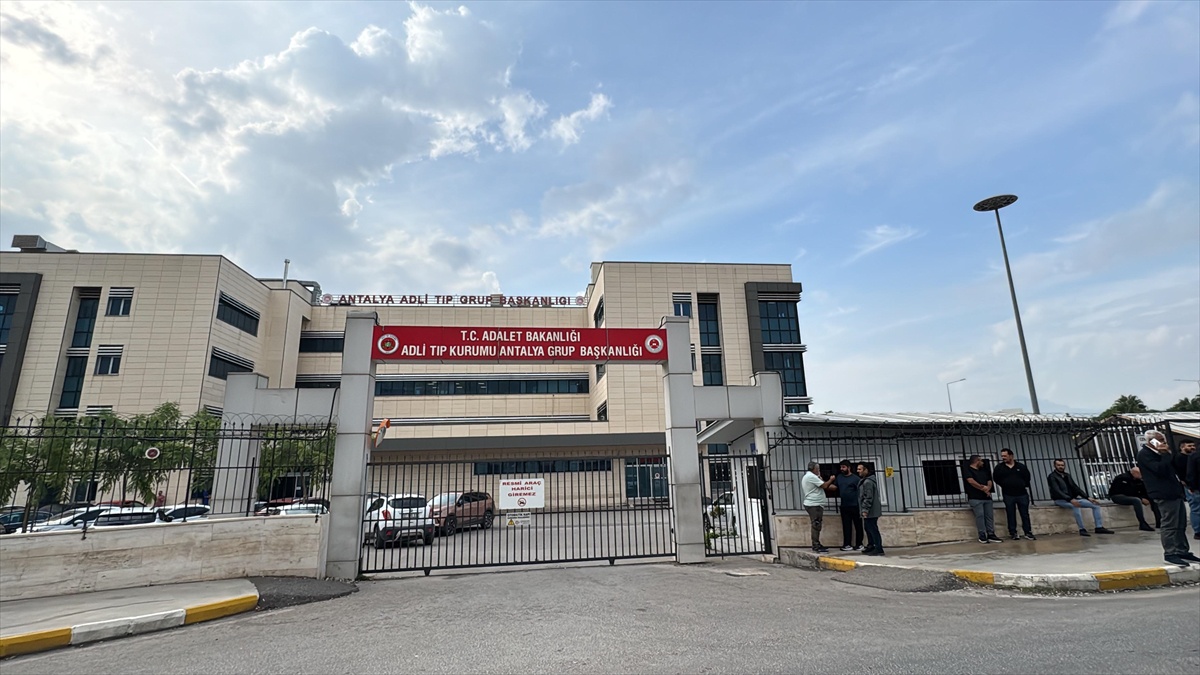 Antalya Konyaaltı'da uçuruma devrilen araçta hastanede ölen yaralıyla can kaybı 3'e çıktı