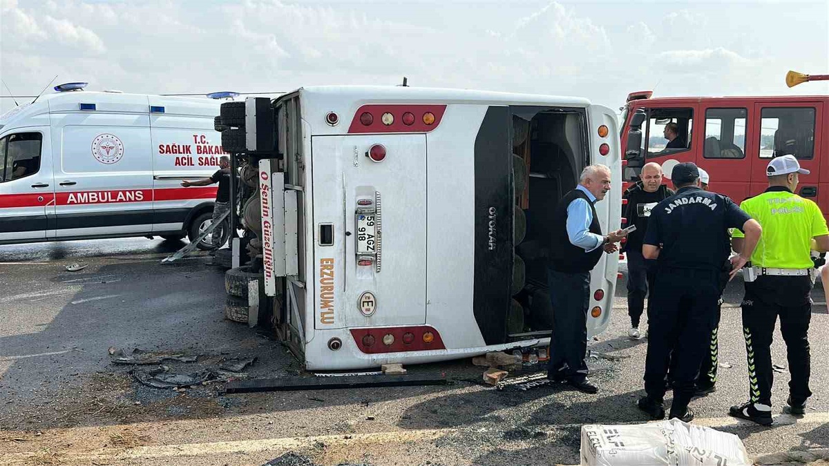 Antalya-Isparta karayolunda devrilen midibüste 17 yolcu yaralandı, 1'i ağır