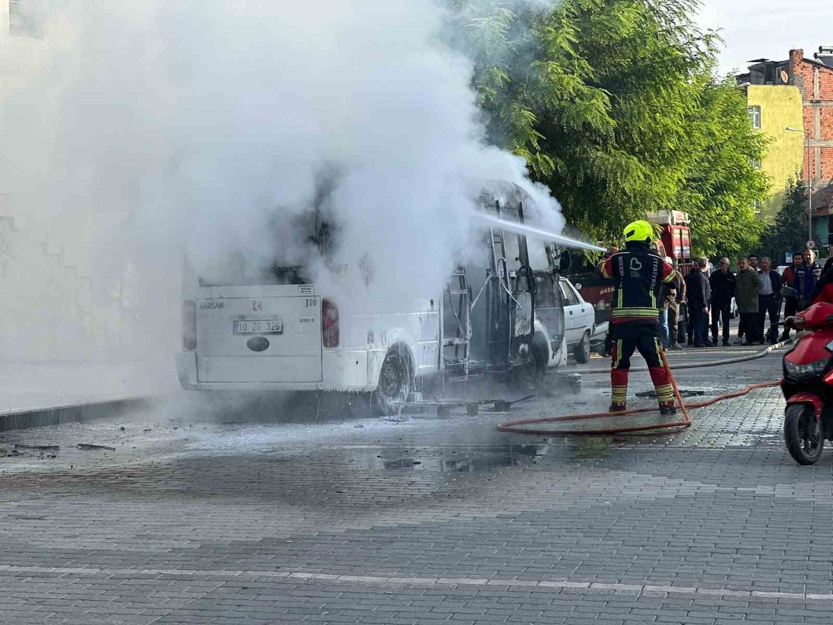 Balıkesir Dursunbey'de ticari minibüs motor bölümünden alev aldı