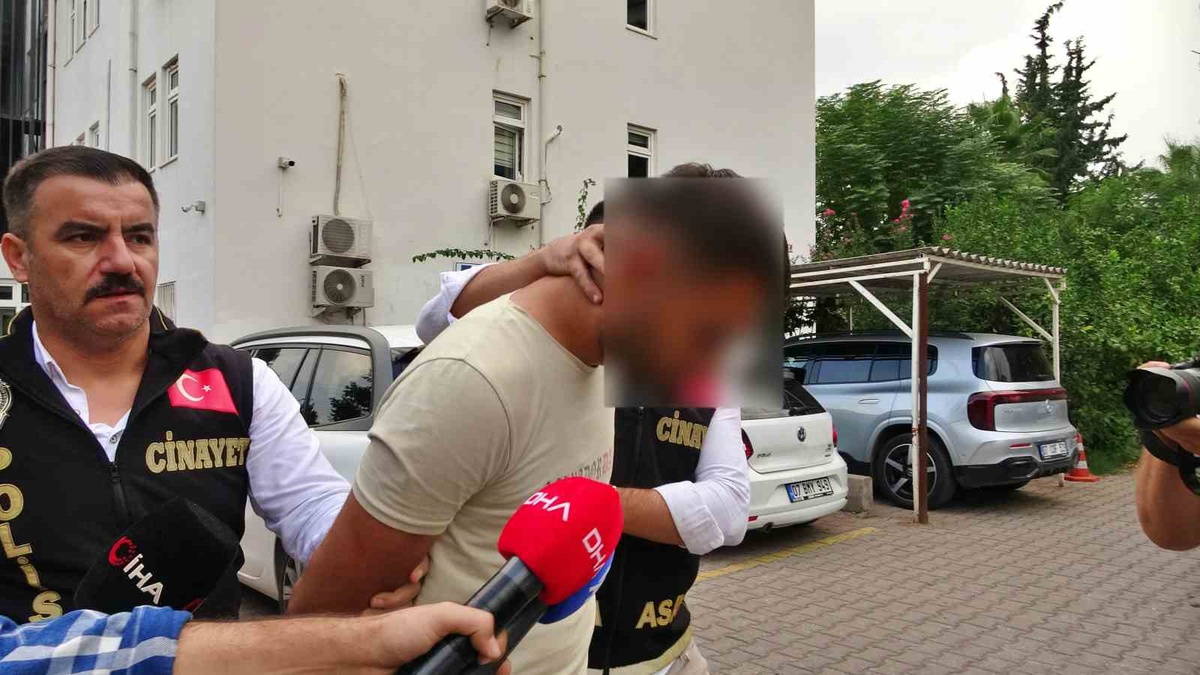 Antalya'da kadını boğarak öldüren şahıs, 17 bin TL'yi alıp adliyeye sevk edildi.