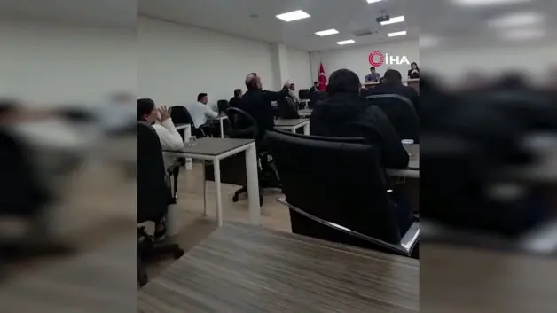 Şırnak'ta belediye meclisi, boks ringine döndü! Başkan yardımcısı ile meclis üyesi tekme tokat birbirine girdi