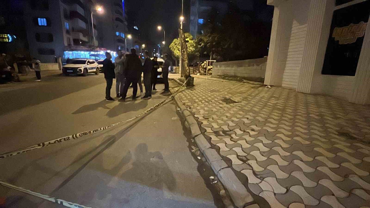 Kahramanmaraş'ta iş yeri önünde silahlı saldırıda iki kişi yaralandı
