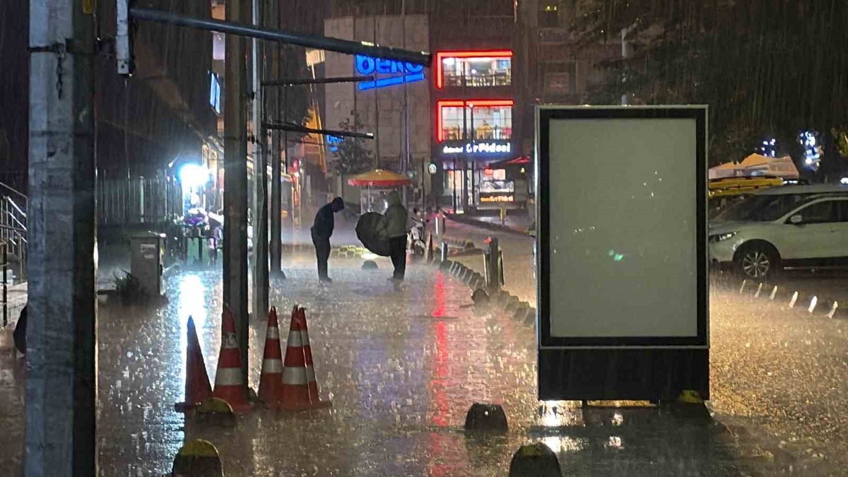 Düzce'de sağanak yağış gece şiddetlendi, hafta boyunca aralıklarla sürmesi bekleniyor