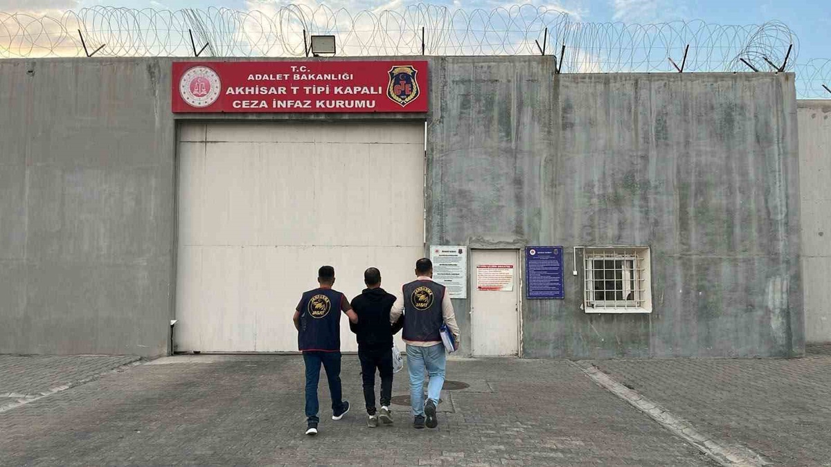 Manisa Akhisar'da 78 yıl 11 ay 15 gün hapis cezası bulunan şahsı jandarma yakaladı