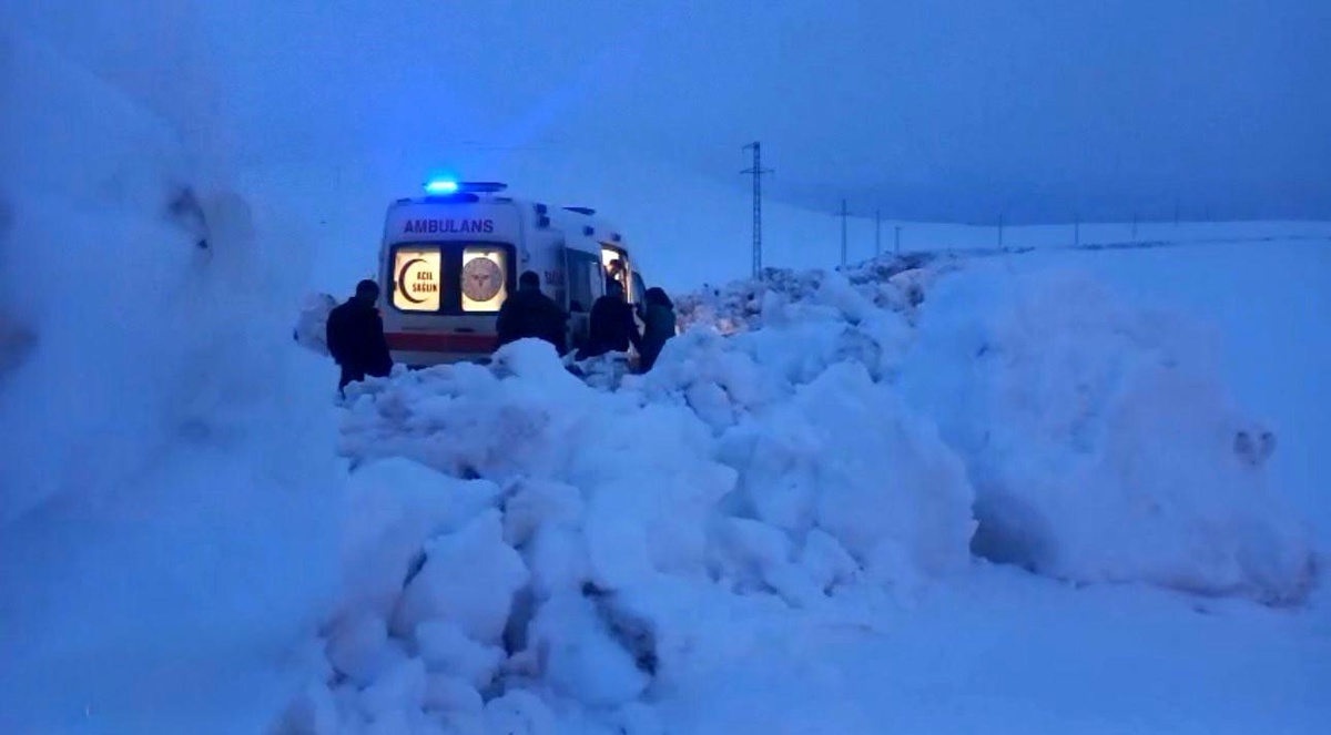 [YEREL / KAMU · Ağrı · Diyadin] Ağrı'da nisan karı yolu kapattı: Hasta kurtarmaya giden ambulansa ekipler yetişti