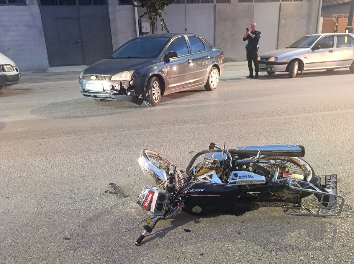 Çorum Alaca'da otomobil ile motosiklet çarpıştı, motosiklet sürücüsü yaralandı