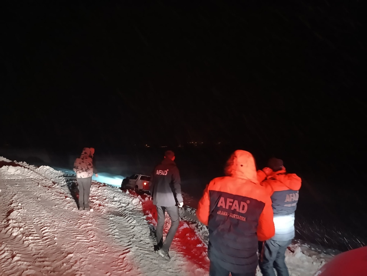 [YEREL / KAMU · Ağrı · Diyadin] Ağrı'da tipide kara saplanan kamyonet ile içindeki 4 kişi kurtarıldı