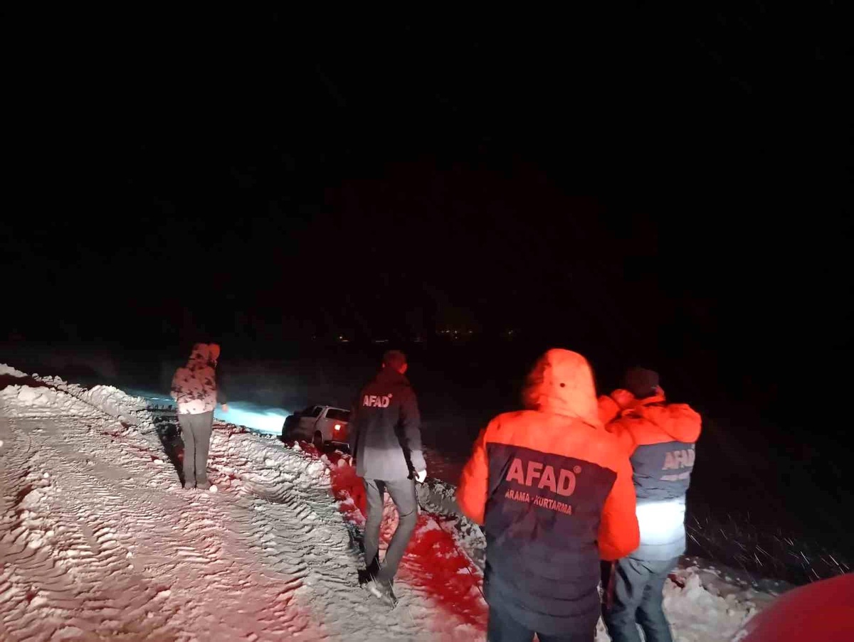 [YEREL / KAMU · Ağrı · Diyadin] Ağrı'da tipi nedeniyle şarampole kayan araçtaki 2'si çocuk 4 kişi kurtarıldı