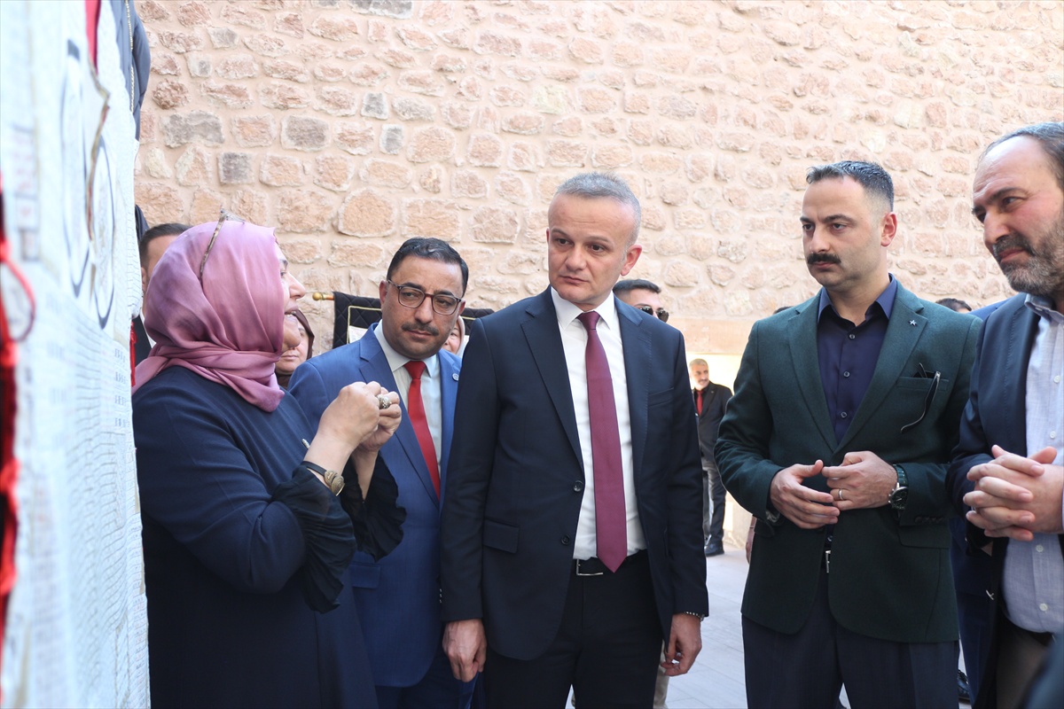 [YEREL / KAMU · Ağrı · Doğubeyazıt] Ağrı Doğubayazıt'ta Dualı Sultan Gömlekleri Sergisi açıldı, 25 eser ilgi gördü