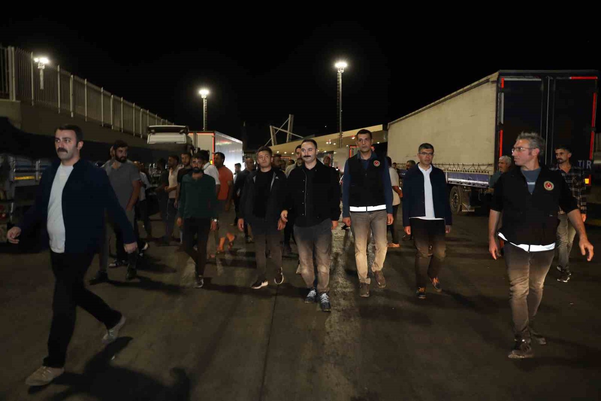 [BELEDIYE · Ağrı · Doğubeyazıt] Doğubayazıt Kaymakamı Ayvat, Gürbulak Gümrük Müdürlüğü ve TIR Parkı'nı gece denetledi