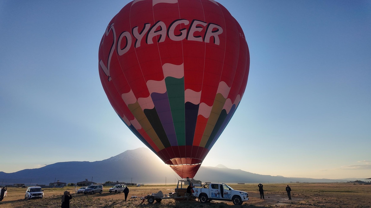 [YEREL / KAMU · Ağrı · Doğubeyazıt] Ağrı Dağı eteklerinde sıcak hava balonuyla uçuş yapıldı