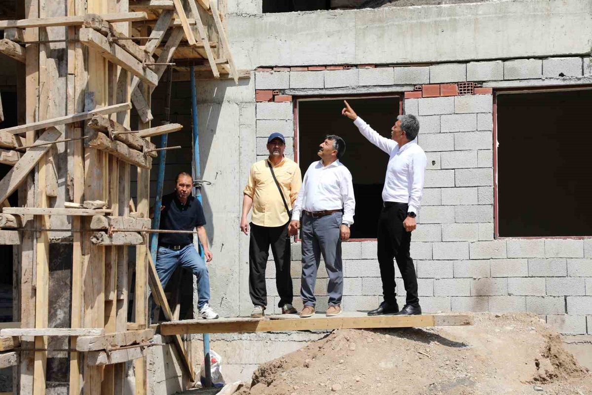 [YEREL / KAMU · Ağrı · Eleşkirt] İl Milli Eğitim Müdürü Çakan, yeni eğitim öğretim yılı hazırlıklarını hafta sonunda da sürdürdü