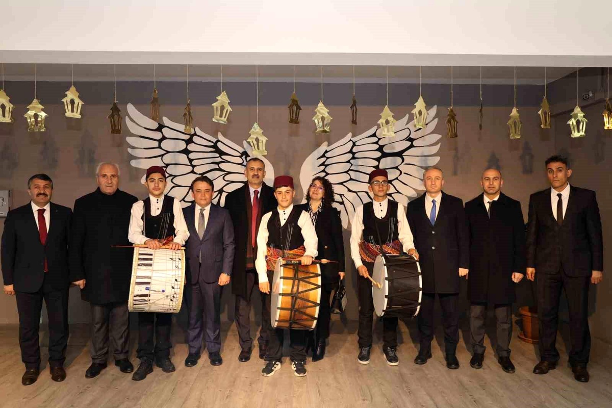 [YEREL / KAMU · Ağrı · Eleşkirt] Vali Bozkurt Öğrencilerle İftar Yaptı
