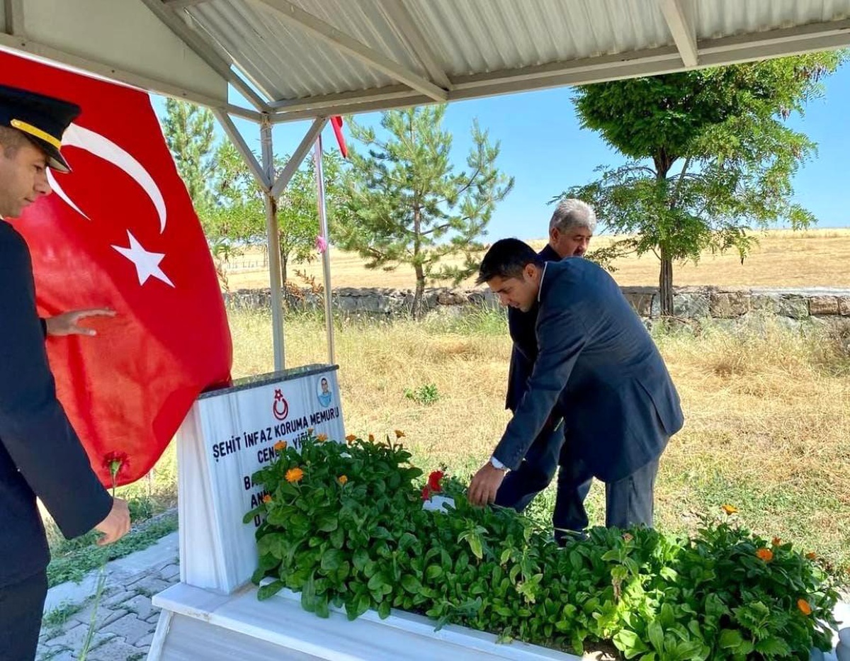 [YEREL / KAMU · Ağrı · Hamur] Kaymakam Mahir, Şehit kabirlerini ziyaret etti