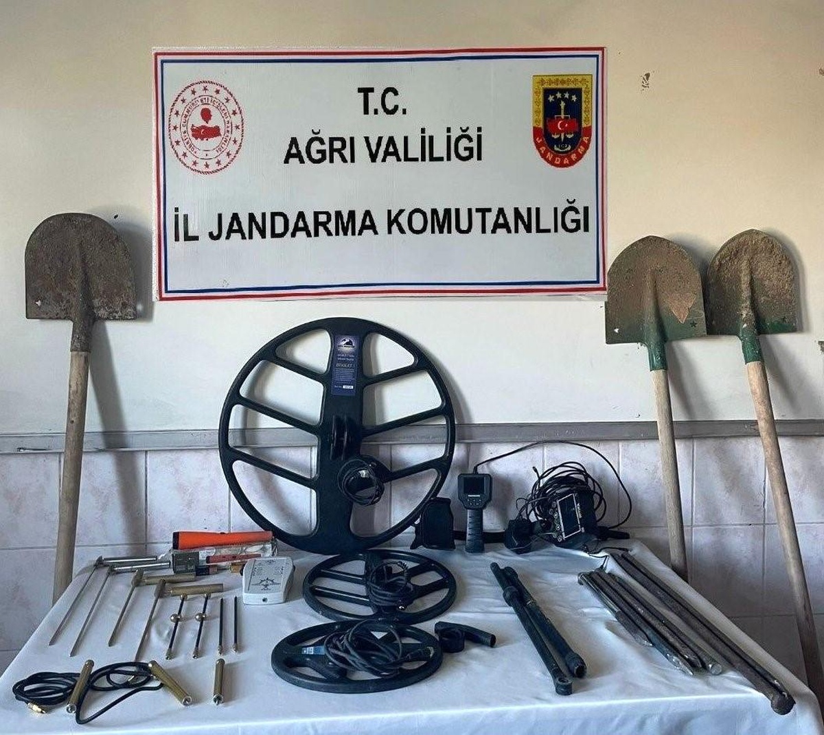 [YEREL / KAMU · Ağrı · Hamur] Ağrı'da Kaçak Kazı Yapan 11 Kişi Gözaltına Alındı