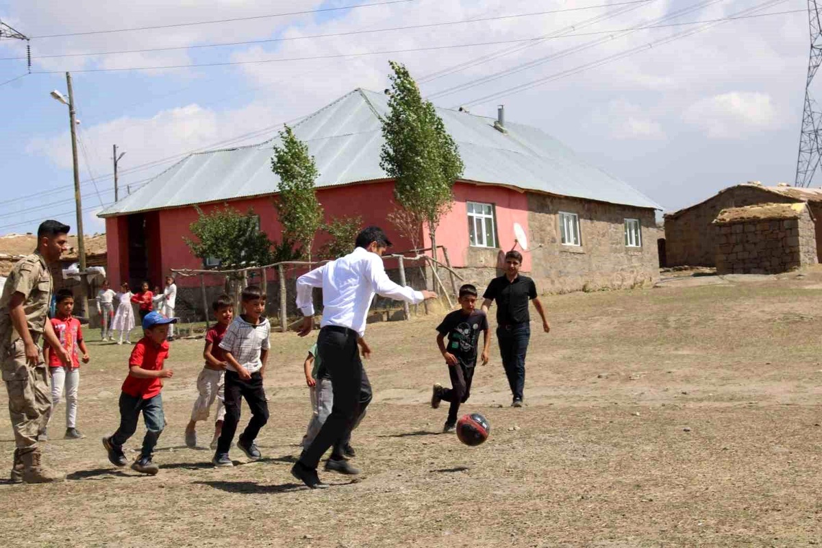 [YEREL / KAMU · Ağrı · Hamur] Hamur Kaymakamı Mehmet Nesip Mahir, köy okullarını ziyaret etti