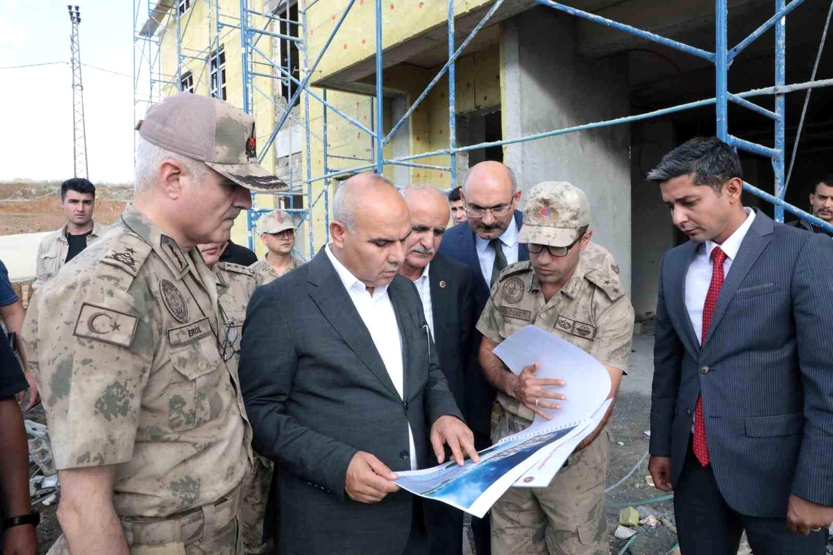 [YEREL / KAMU · Ağrı · Hamur] Ağrı Valisi Mustafa Koç, Hükümet Konağı ve İlçe Jandarma Komutanlığı inşaatlarını inceledi