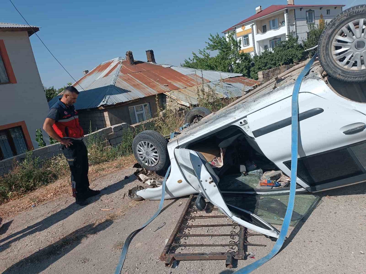 [YEREL / KAMU · Ağrı · Patnos] Van Erciş'te istinat duvarından düşen otomobilin sürücüsü yaralandı