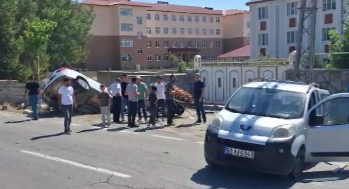 [YEREL / KAMU · Ağrı · Patnos] Patnos'ta kavşakta kaza: 4 yaralı