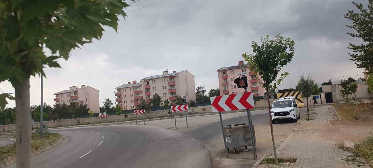 [BELEDIYE · Ağrı · Patnos] Patnos'ta Trafik Güvenliği İçin Yol Düzenleme Çalışmaları