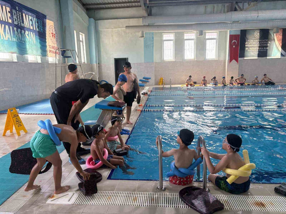 [BELEDIYE · Ağrı · Patnos] Patnos’ta "Yüzme Bilmeyen Kalmasın" Projesiyle çocuklar yüzme öğreniyor