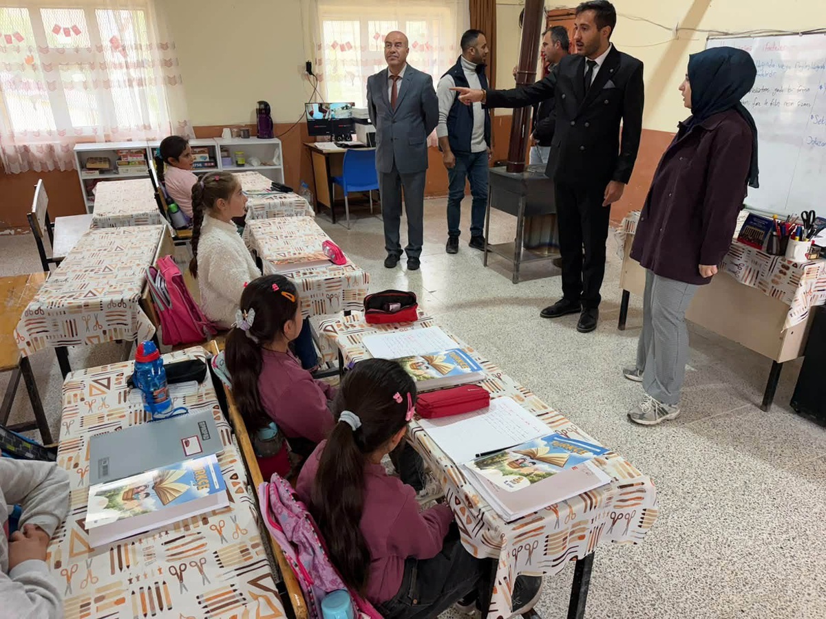 [BELEDIYE · Ağrı · Taşlıçay] Taşlıçay Kaymakamı Kılıç, Balçiçek Köyü'ndeki okulda öğrencilere hediye verdi