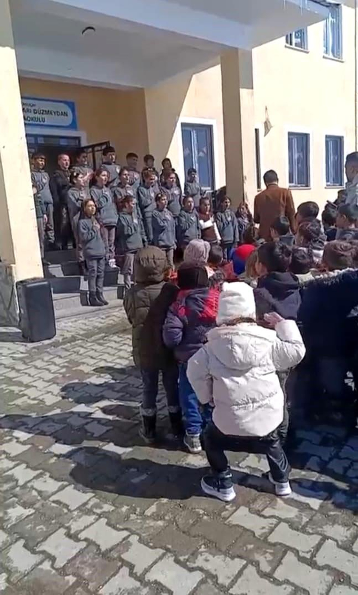 [BELEDIYE · Ağrı · Taşlıçay] Taşlıçay'da Ramazan etkinliğinde minik kızın ilahiye eşliği tebessüm oluşturdu