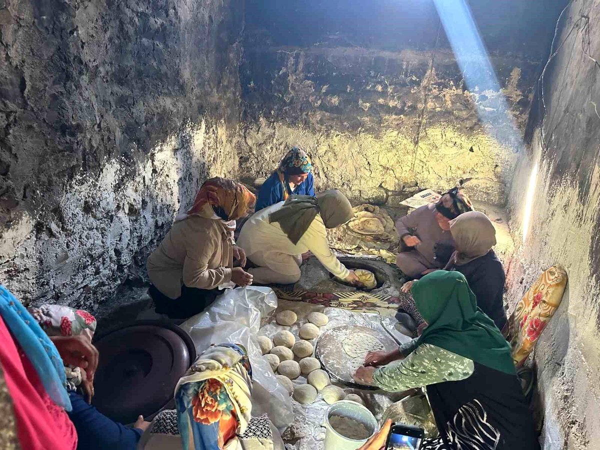 [BELEDIYE · Ağrı · Taşlıçay] Kaymakam Kılıç, Kadınlarla Tandır Ekmek Pişirdi