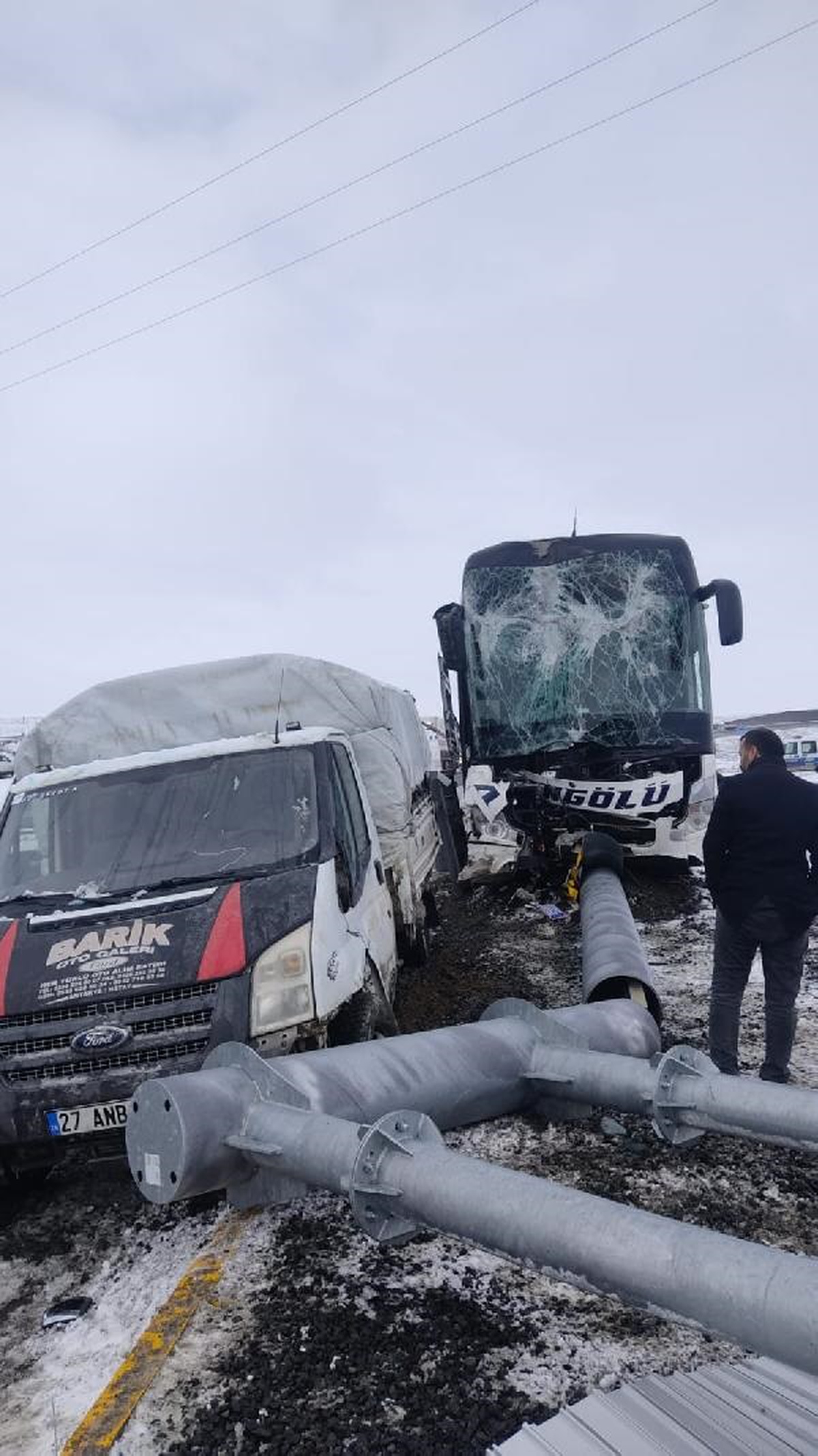 [BELEDIYE · Ağrı · Tutak] Ağrı'da yolcu otobüsü kamyonete çarptı: 11 yaralı
