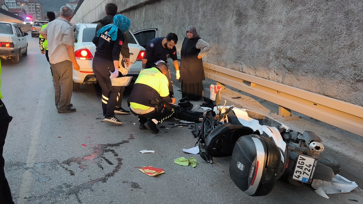 Kütahya'da motosikletin otomobillere çarptığı kazada sürücü hastaneye kaldırıldı