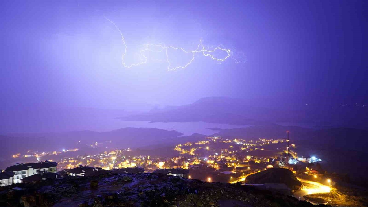 Adıyaman Gerger'de şimşekler gece saatlerinde görsel şölen oluşturdu
