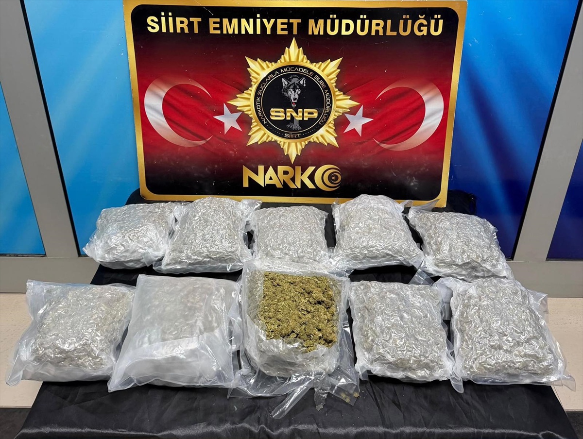 Siirt'te araçta 5 kilo 600 gram skunk ele geçirildi, 4 şüpheli gözaltına alındı