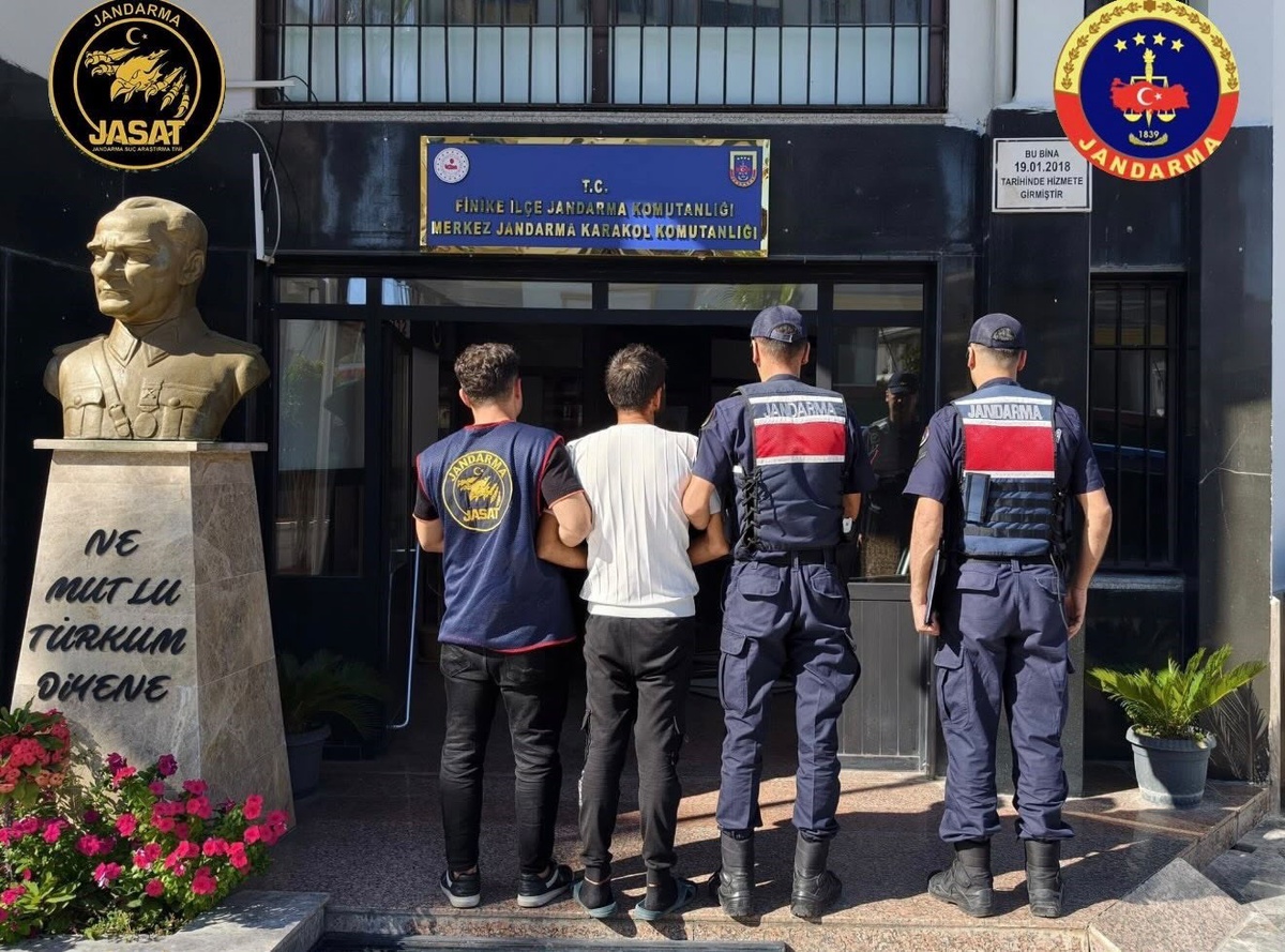 Antalya'da jandarma son bir haftada farklı suçlardan aranan 594 kişiyi yakaladı