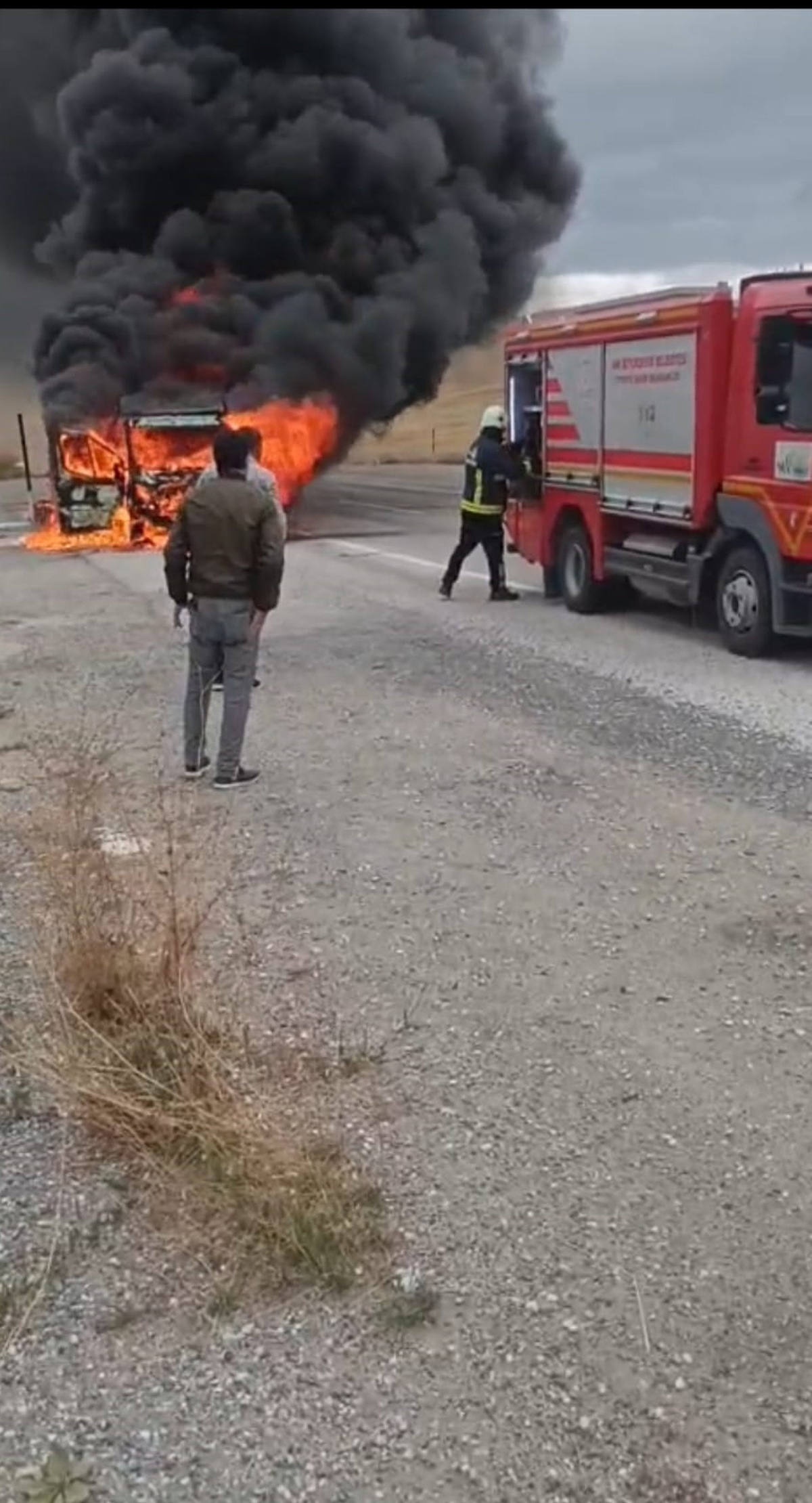 Van'da seyir halindeki kamyonet alev aldı, sürücü son anda kurtuldu