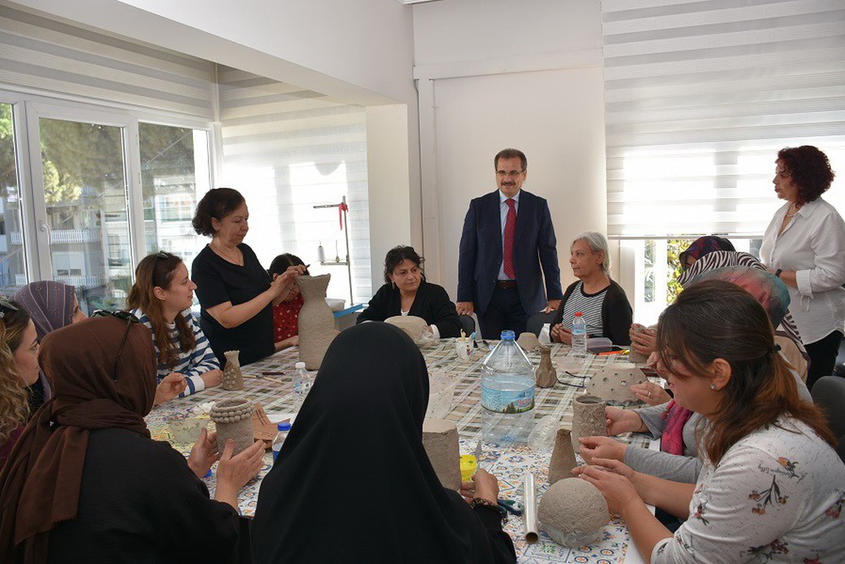 Salihli Kaymakamı Güldoğan, kadınlara yönelik ADEM kursları hakkında bilgi aldı