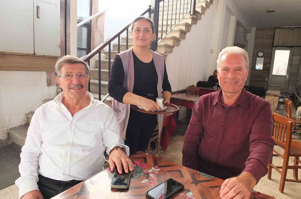 Burhaniye'de kahvehanelerde süt servisi başladı, günlük tüketim 15 litreyi buldu