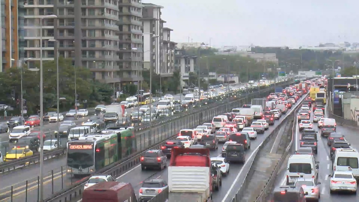 İstanbul'da akşam saatlerinde trafik yoğunluğu yağışla yüzde 89'a ulaştı