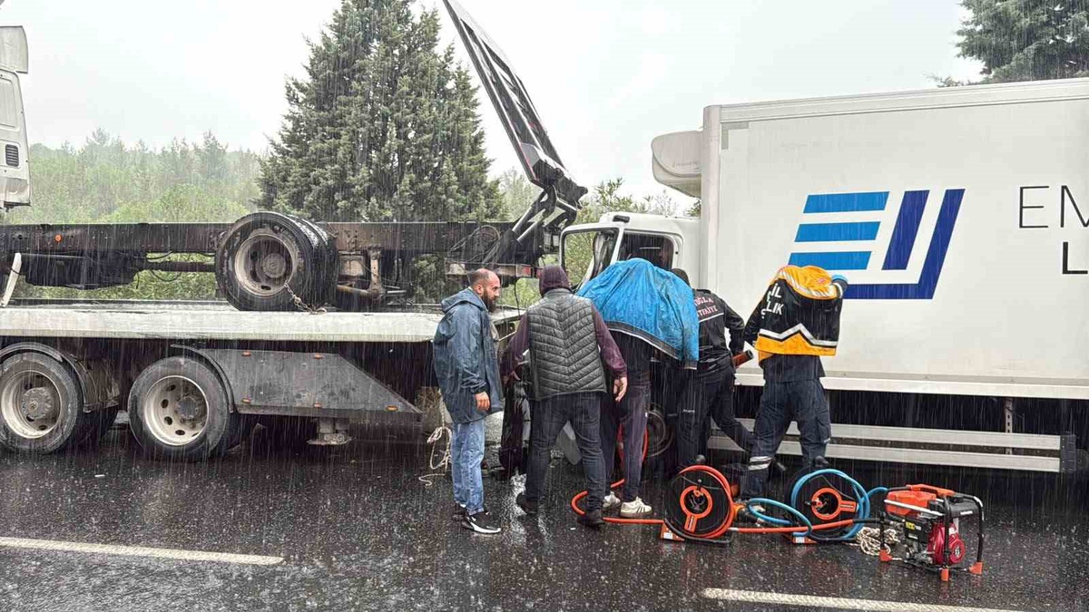 Muğla Menteşe'de yağışta kamyon çekiciye çarptı, şoför araçta sıkıştı