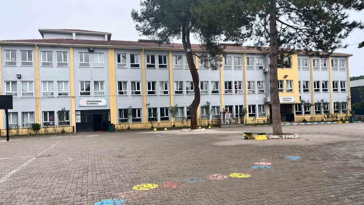 Sakarya'da okulda kavgayı ayıran hizmetliye öğrenci yakınları saldırdı! Bıçak çekildi, öğretmen bayıldı
