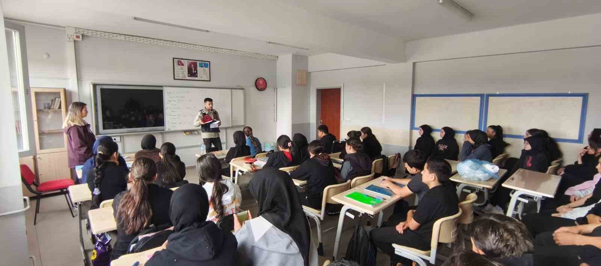 Afyonkarahisar Jandarması 715 öğrenci ve 56 öğretmene siber güvenlik eğitimi verdi