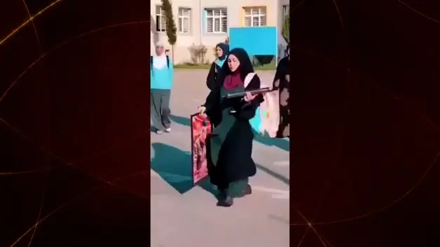 Babası Karabağ'da şehit oldu, kızı okula alınmadı! Bakü'de vicdanları yaralayan anlar