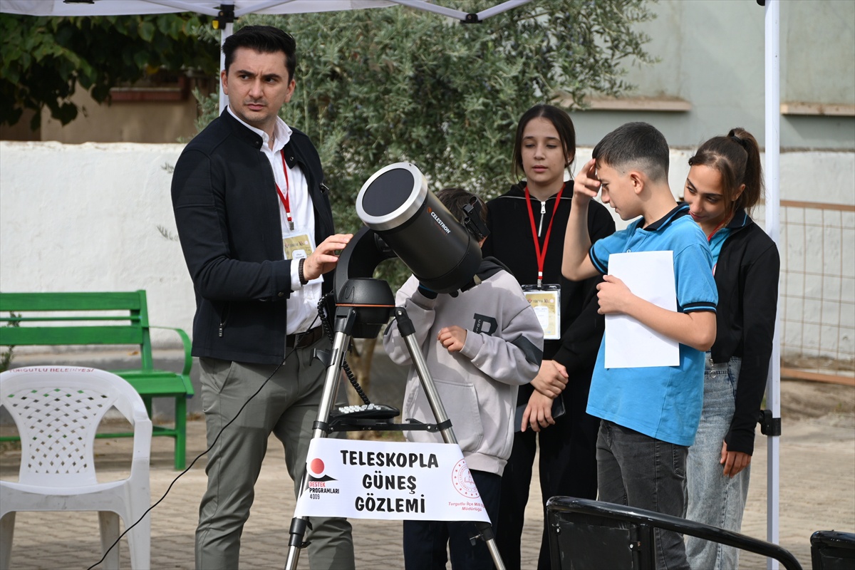 Manisa'da öğretmen Ayla Kara anısına mezun olduğu okulda bilim şenliği düzenlendi
