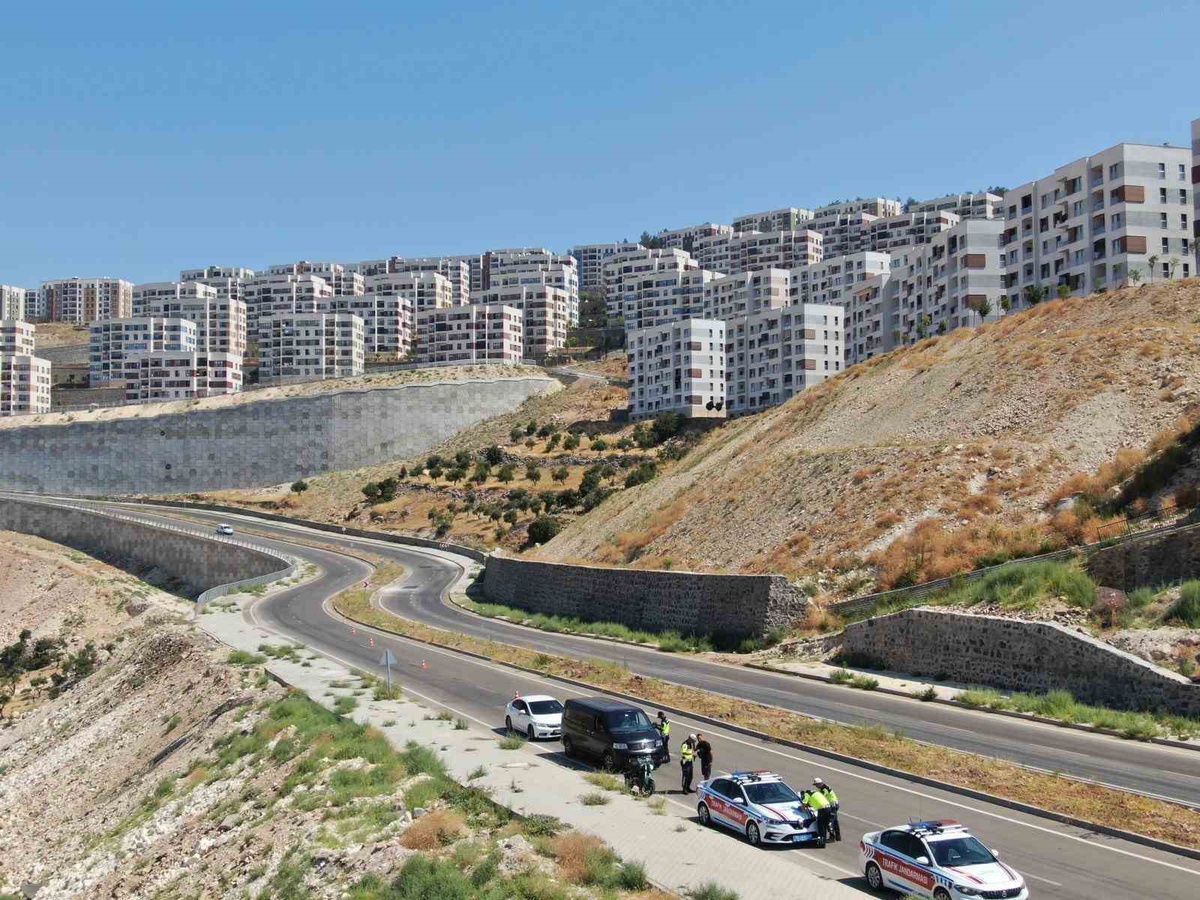 Kilis'te jandarma, trafik ihlallerine karşı dron destekli denetim yaptı