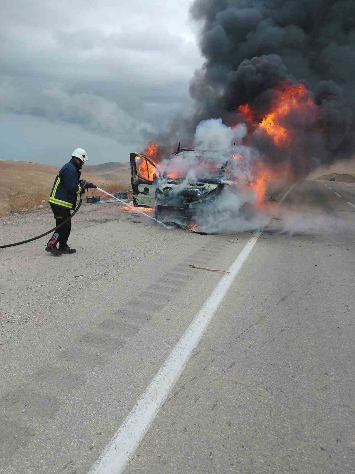 Van Edremit'te seyir halindeki kamyonet alev aldı, 33 kalorifer peteği yandı