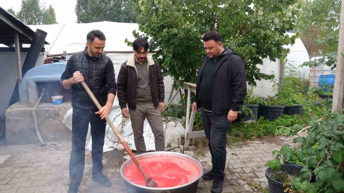 [BELEDIYE · Yozgat] Yozgat Sorgun'da üç arkadaş, eşlerine destek için 300 kilo domatesten salça kaynattı