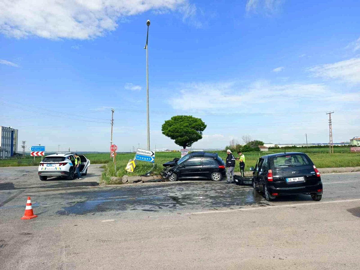 [BELEDIYE · Yozgat · Boğazlıyan] Kavşakta 2 otomobil çarpıştı, 7 kişi yaralandı