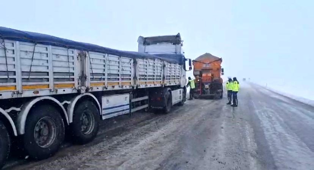 [BELEDIYE · Yozgat · Boğazlıyan] Yozgat'ta Mahsur Kalan Tıra Jandarma Müdahale Etti