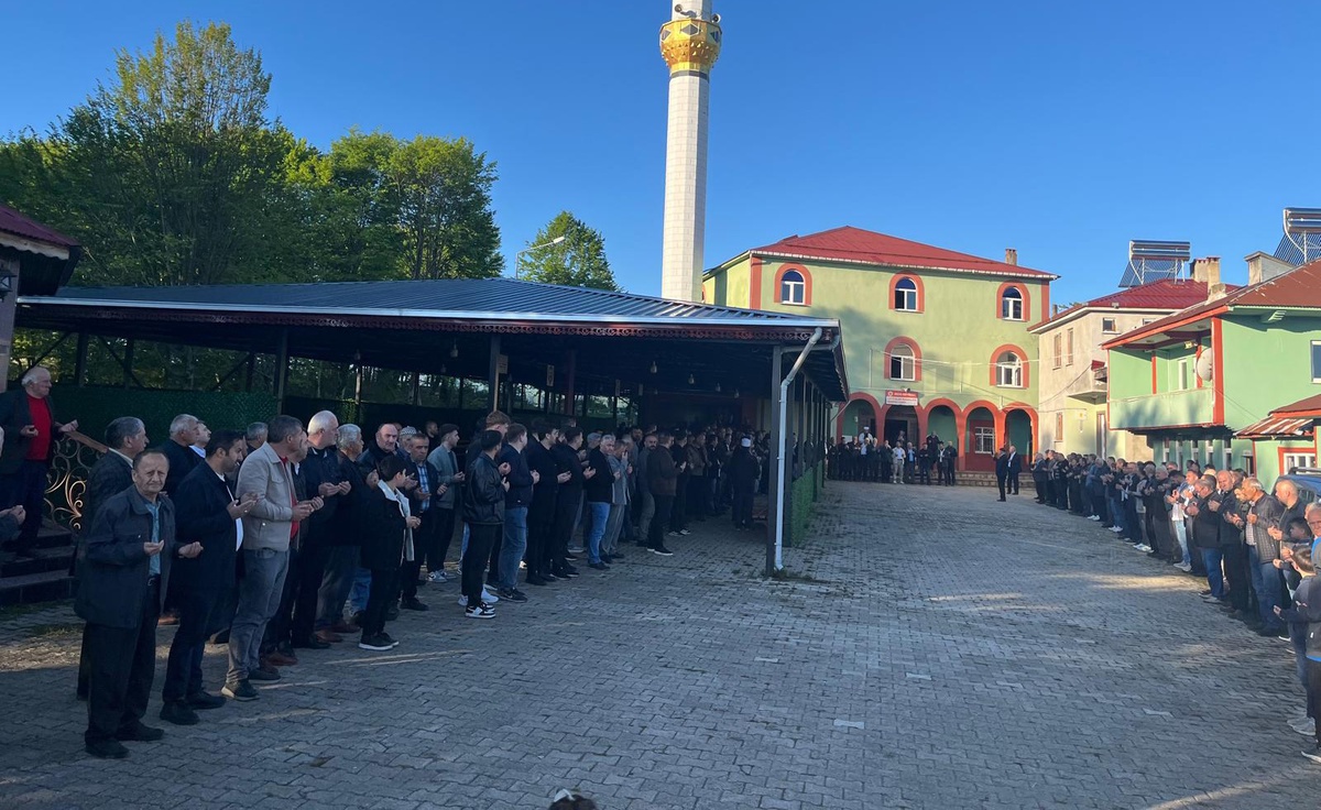 [YEREL / KAMU · Yozgat · Çayıralan] Ordu'da cami çıkışı bayramlaşmak isteyenler metrelerce kuyruk oluşturdu