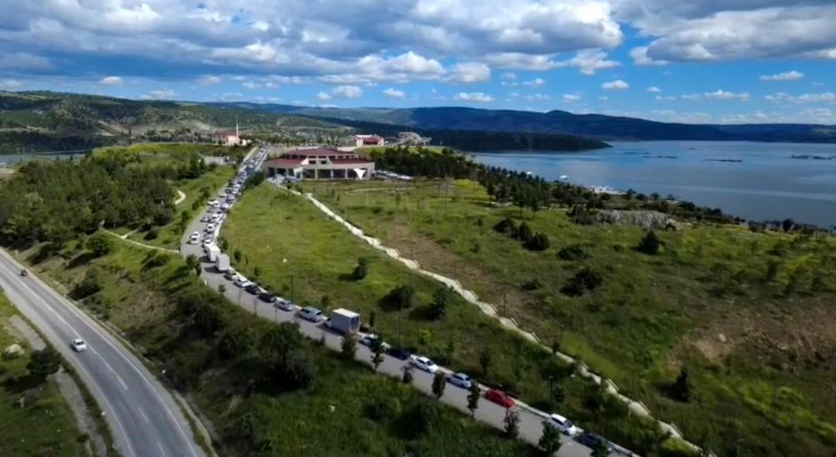 [YEREL / KAMU · Yozgat · Çekerek] Çekerek Millet Bahçesi bayram tatilinde yoğun ilgi gördü, araç kuyrukları oluştu
